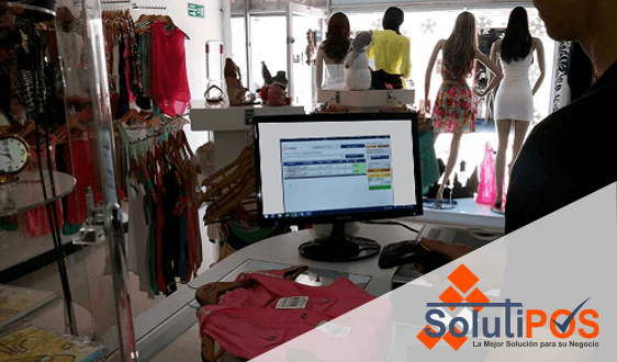 Operador en caja registrando una venta con SolutiPOS
