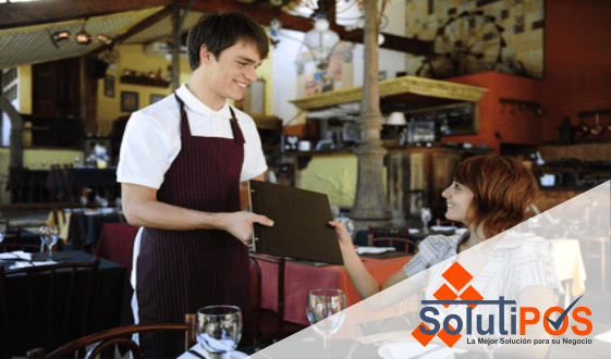 Equipo de implementación de SoluTi configurando el sistema en restaurante