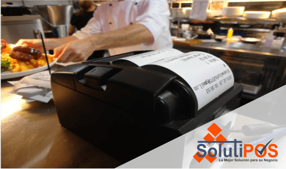 Impresora térmica imprimiendo comanda de cocina de SolutiREST