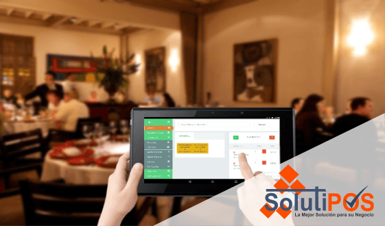 Mesero tomando pedido con tablet de SolutiREST