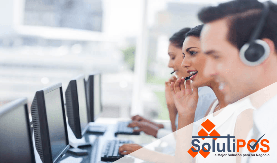 Equipo de soporte técnico de SoluTi atendiendo a un cliente